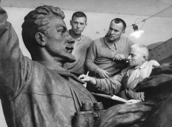 Image - Mykhailo Lysenko working on the Mykola Shchors monument.